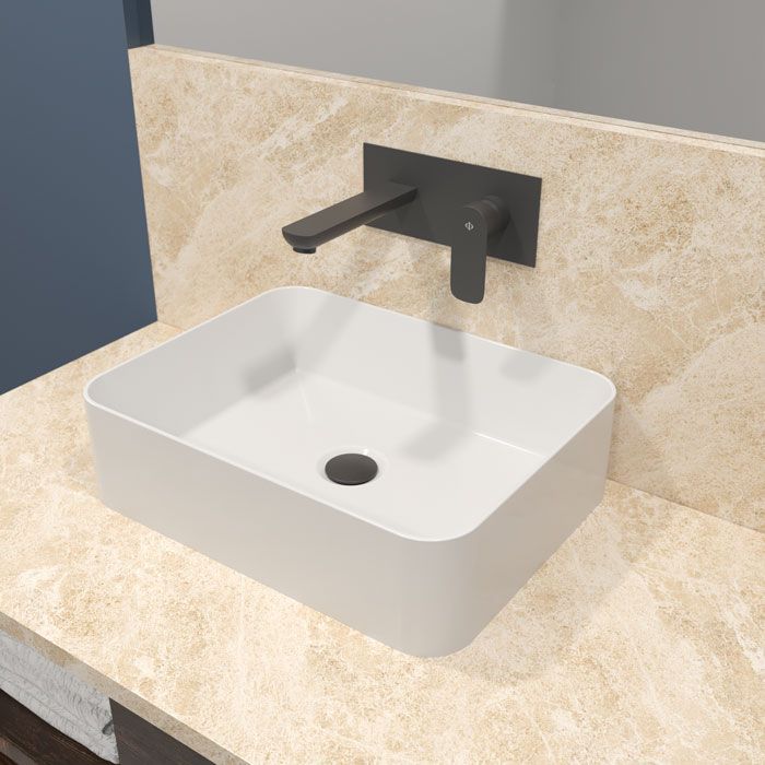 Un lavabo de baño con un grifo negro.