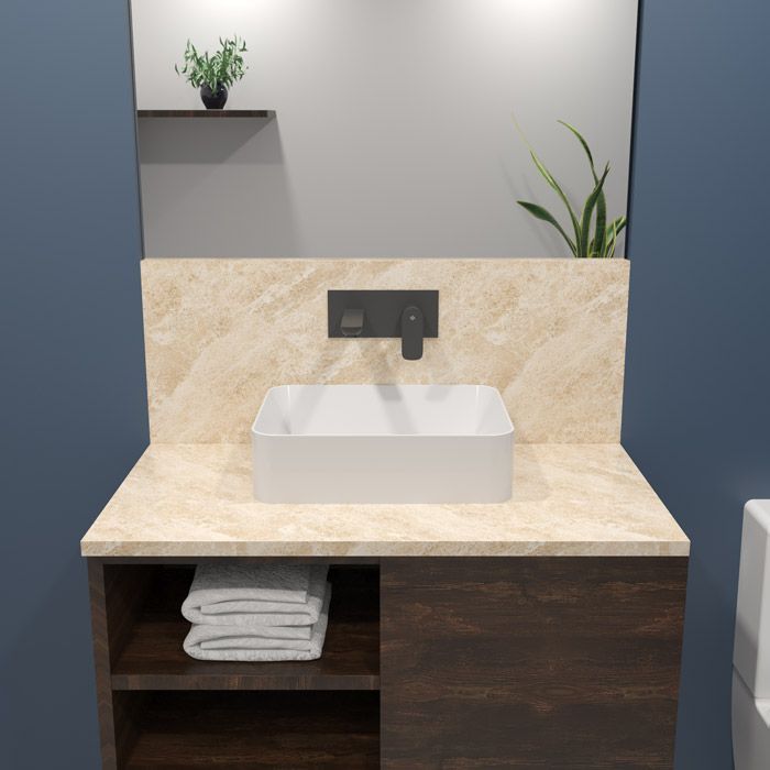 Un baño con lavabo y espejo