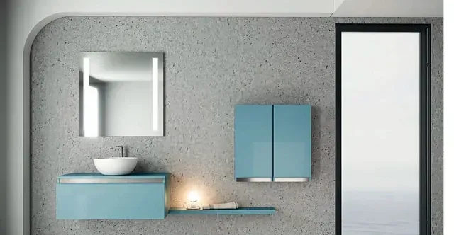 Un baño con lavabo, espejo, armarios y puerta.