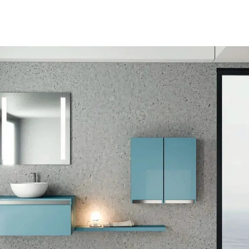 Un baño con lavabo, espejo y armarios azules.