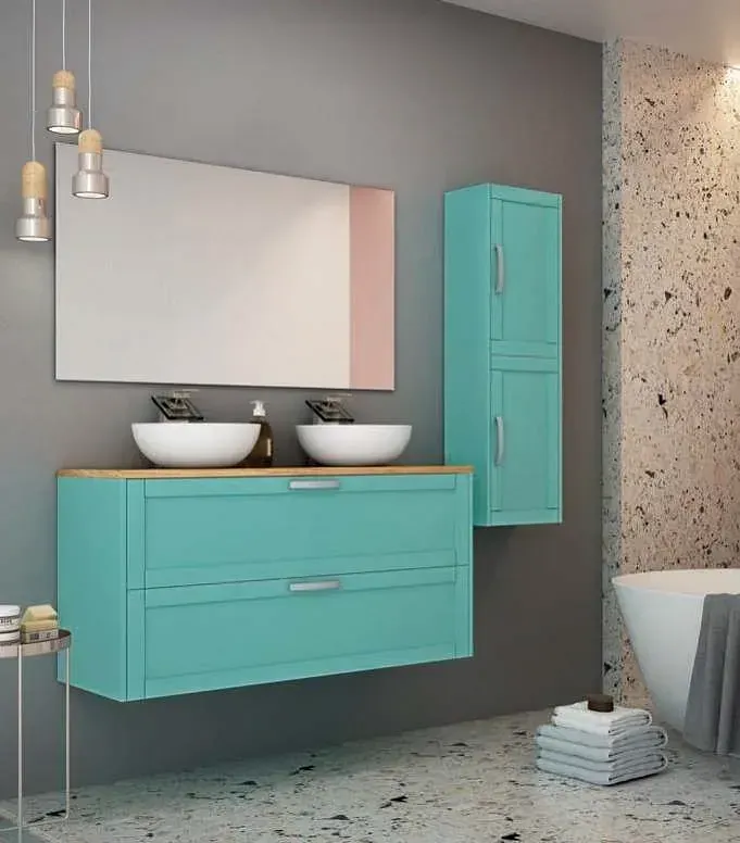 Un baño con dos lavabos, un espejo y una bañera.