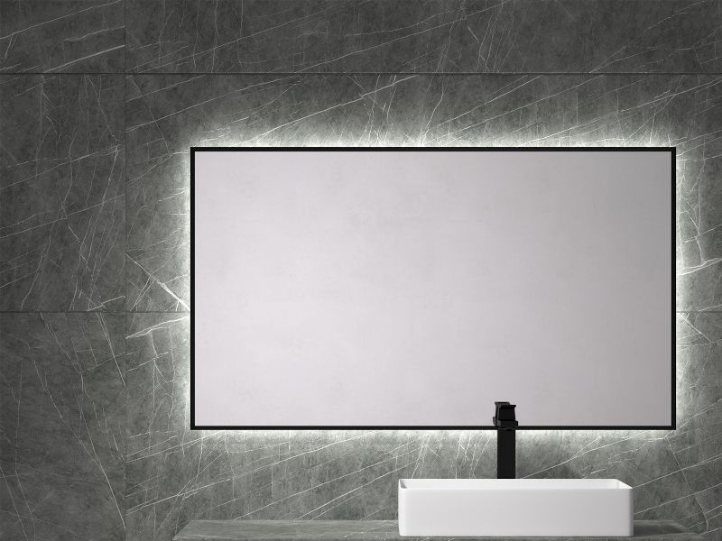 Un baño con un gran espejo y un lavabo.
