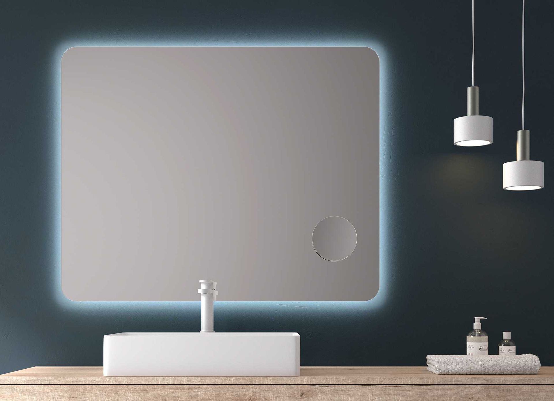 Un baño con un lavabo y un espejo en la pared.