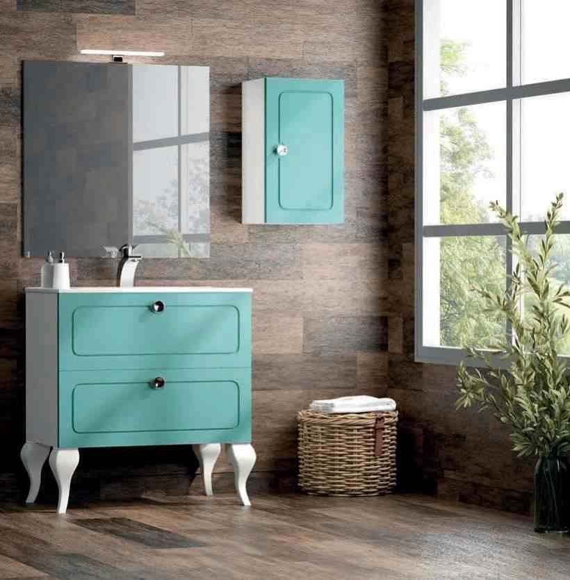 Un baño con lavabo, espejo, mueble y ventana.