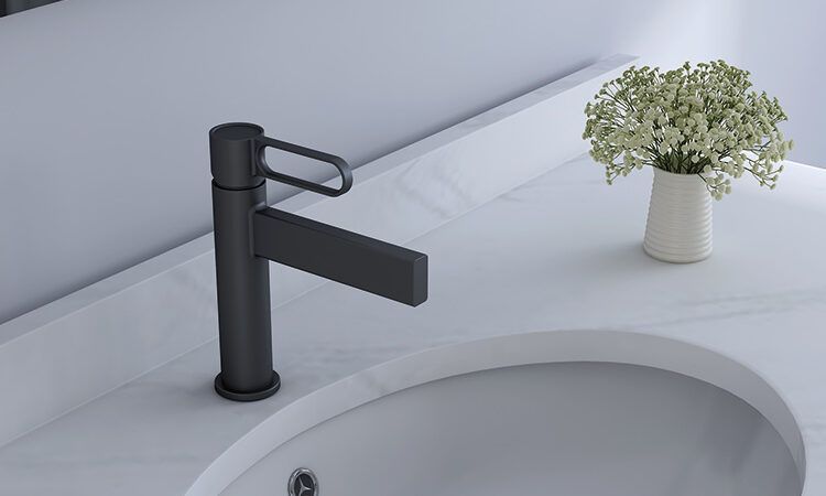 Un lavabo de baño con grifo negro y un jarrón de flores en la encimera.