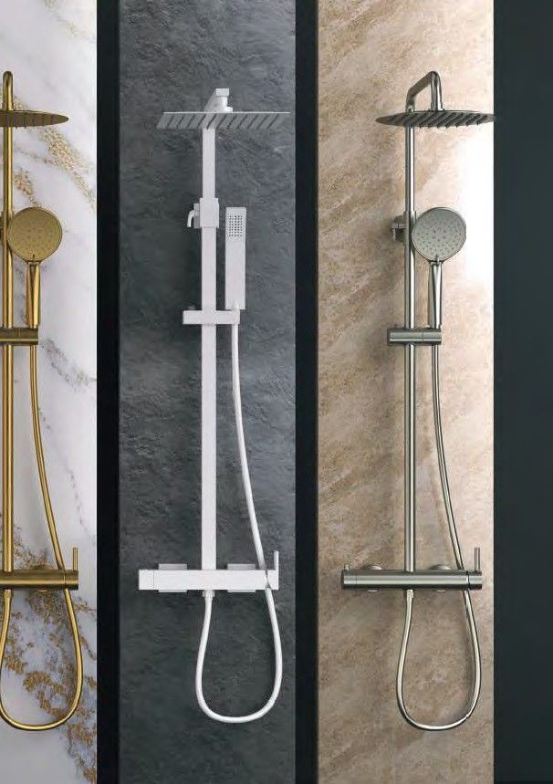 Un cabezal de ducha está colgado en una pared en un baño.