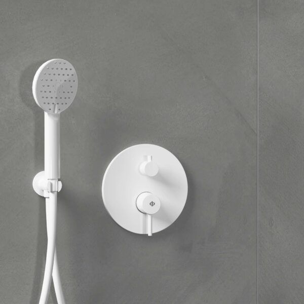 Un cabezal de ducha blanco con una manguera conectada a él