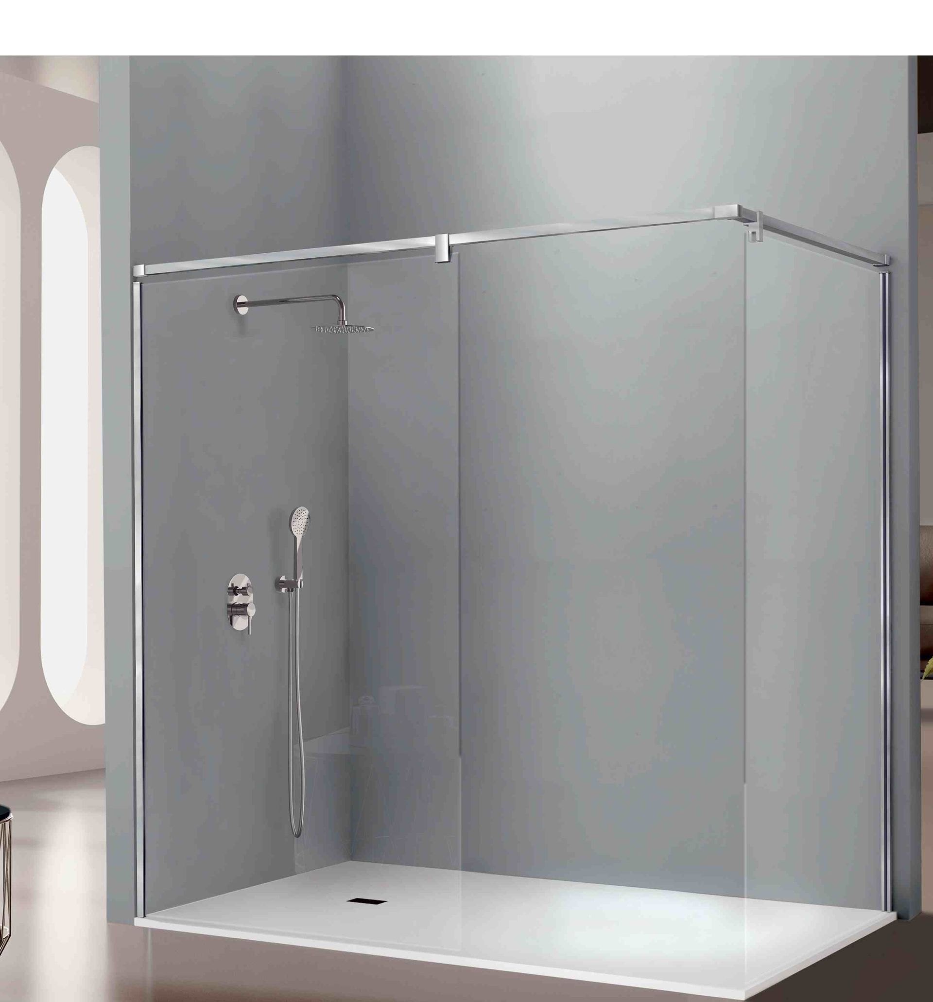 Un baño con ducha a ras de suelo y cabezal de ducha.
