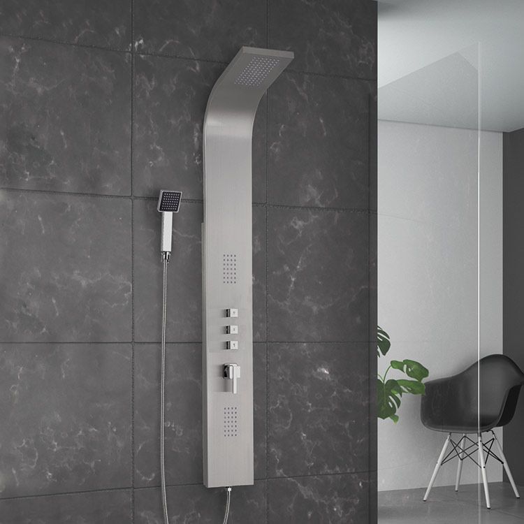 Un cabezal de ducha está montado en una pared en un baño.