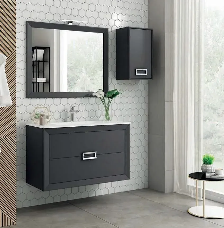 Un baño con lavabo, espejo y armarios.