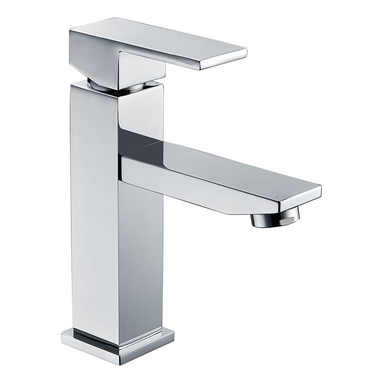 Un grifo de lavabo de baño cromado con manija cuadrada sobre un fondo blanco.