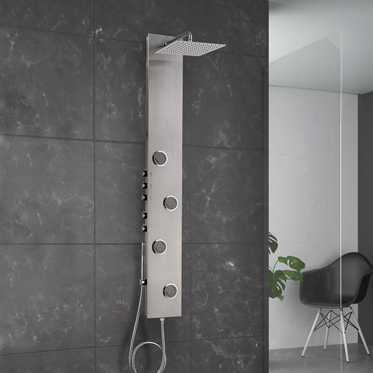 Un cabezal de ducha está montado en una pared en un baño.