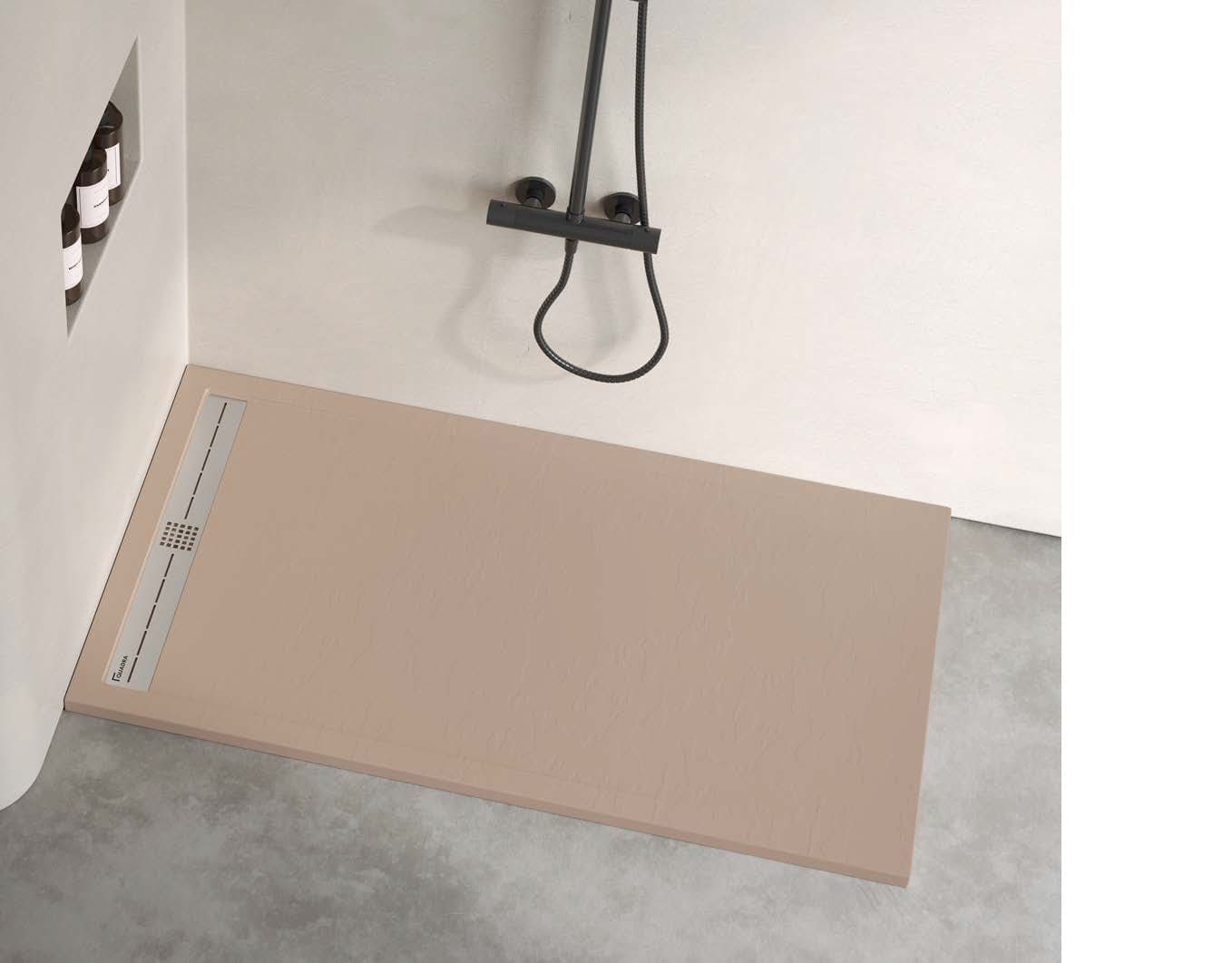 Una cabina de ducha con un cabezal de ducha adjunto.