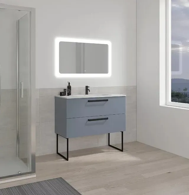 Un baño con lavabo, espejo y ducha.