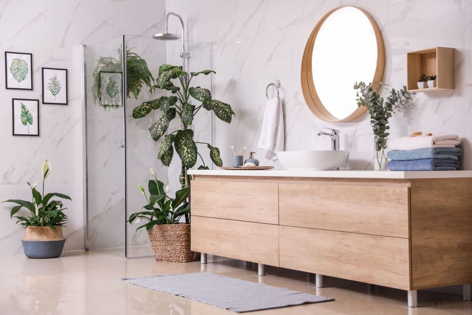 Un baño con lavabo, espejo y plantas.