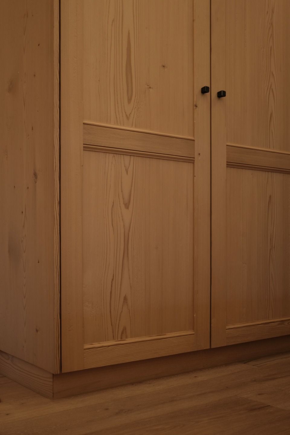 armoire en bois clair