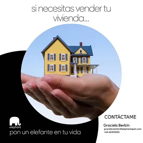 Una mano sostiene una casa modelo, promocionando servicios inmobiliarios. El texto dice: