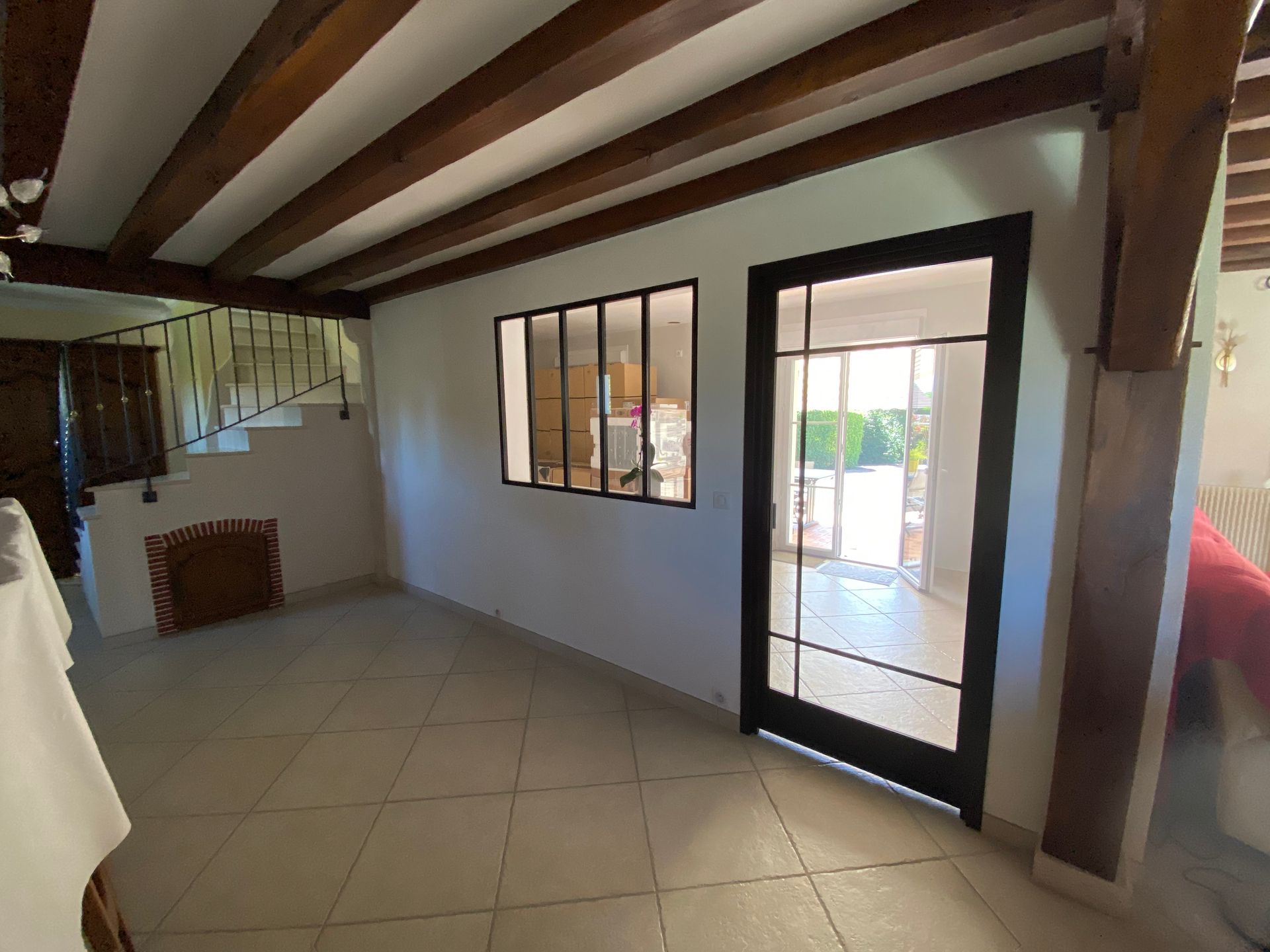 Rénovation d'un mur en plaque de plâtre avec une verrière noire