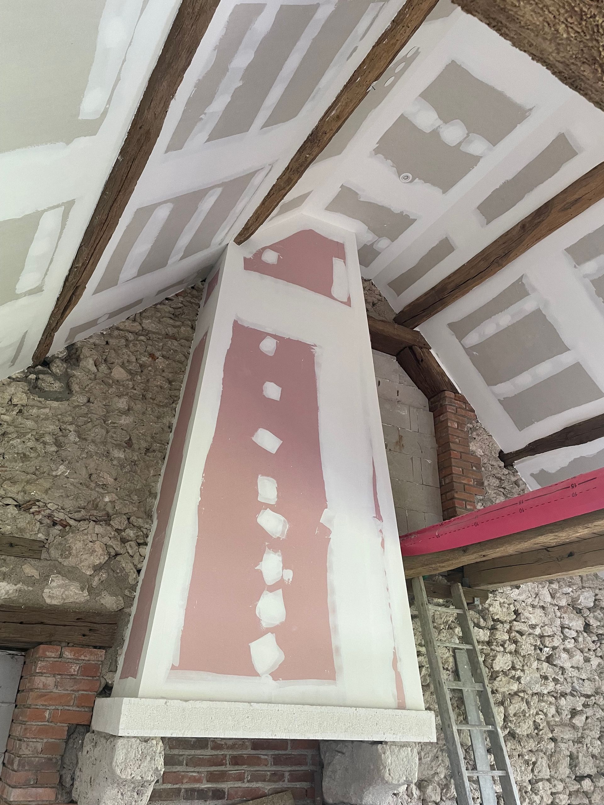 Plaques de plâtre anti feu posées sur un conduit de cheminée