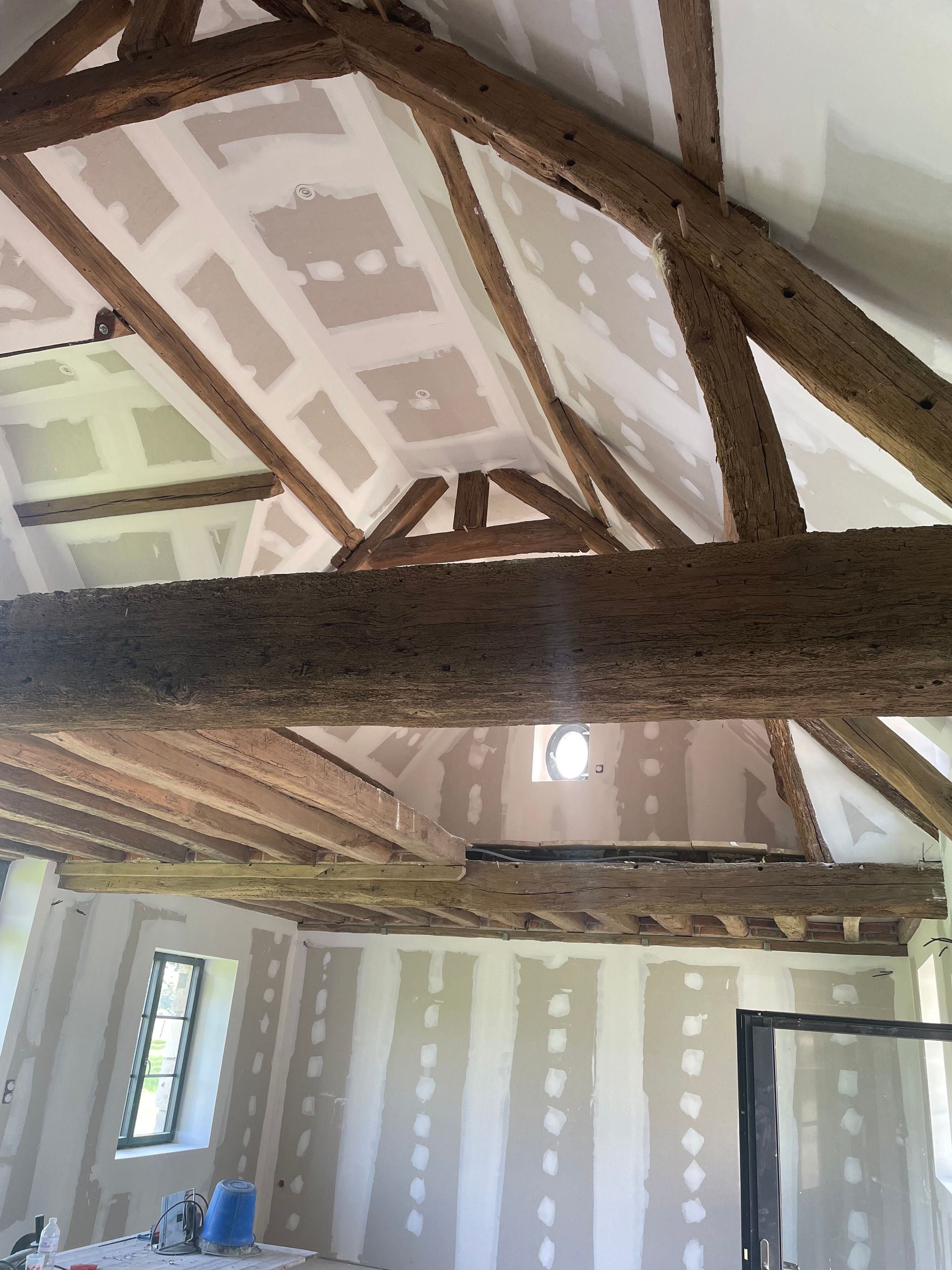 Vue de dessous d'une mezzanine sous les combles