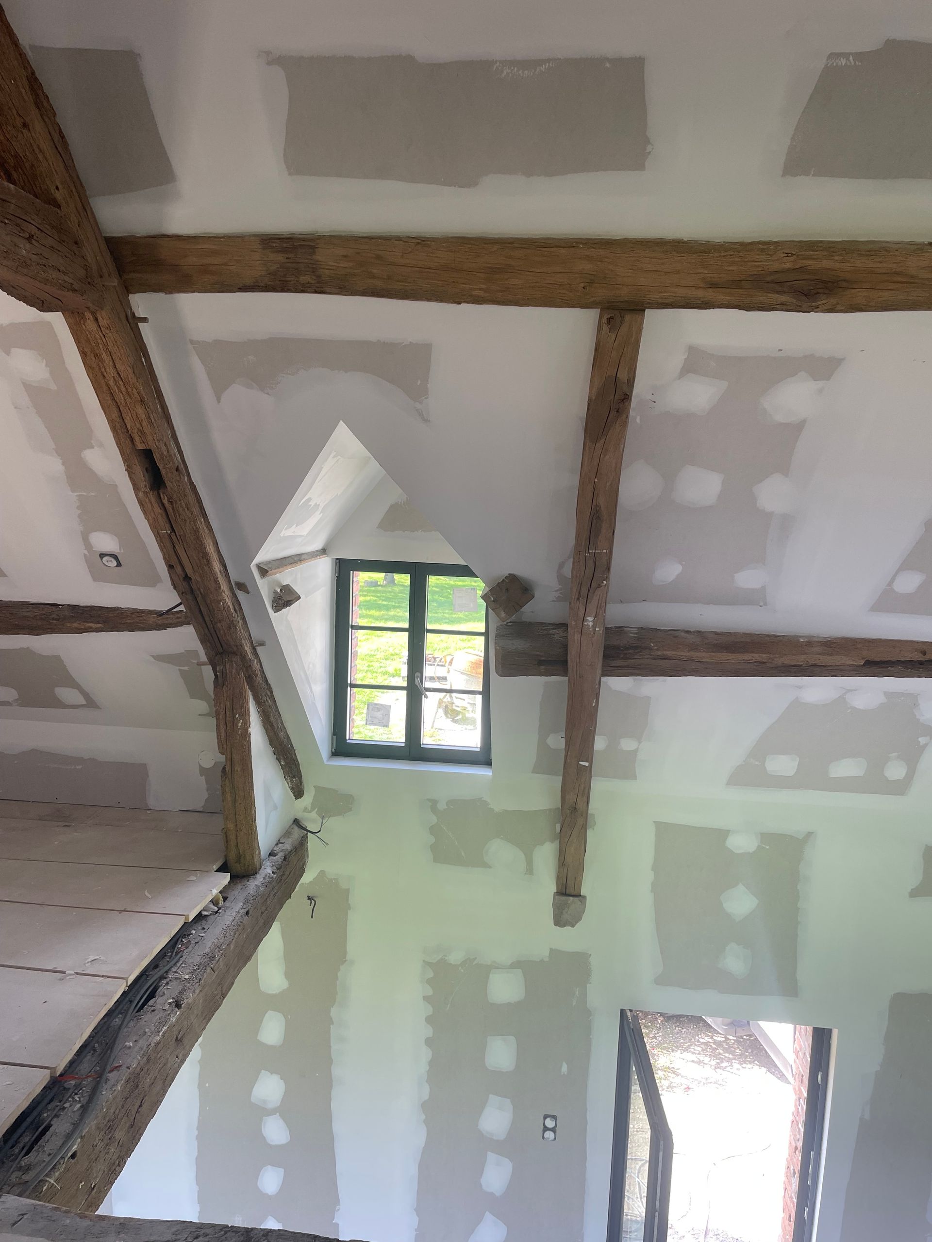 Doublage en plaque de plâtre autour d'une fenêtre