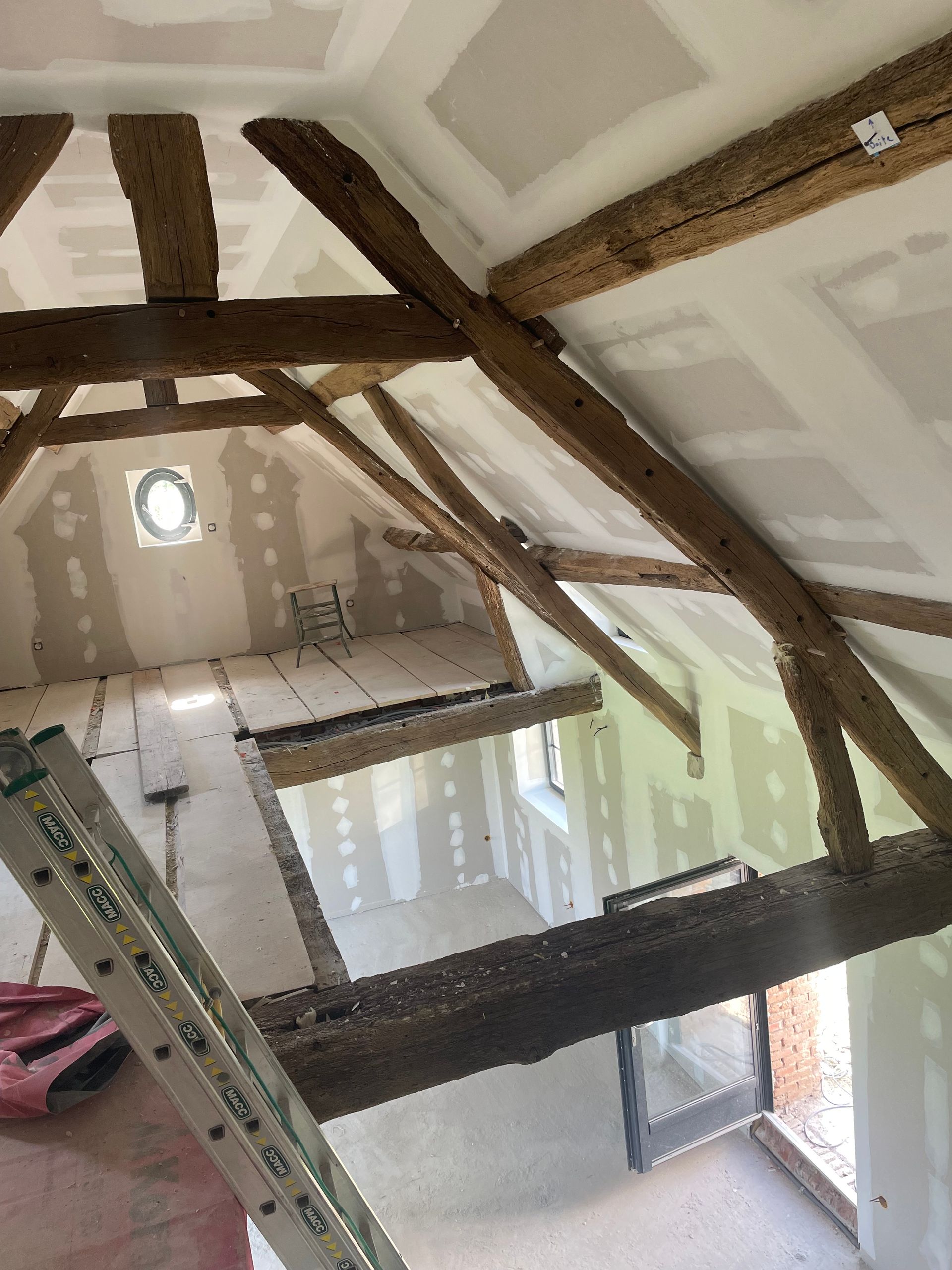 Création d'une mezzanine sous un toit