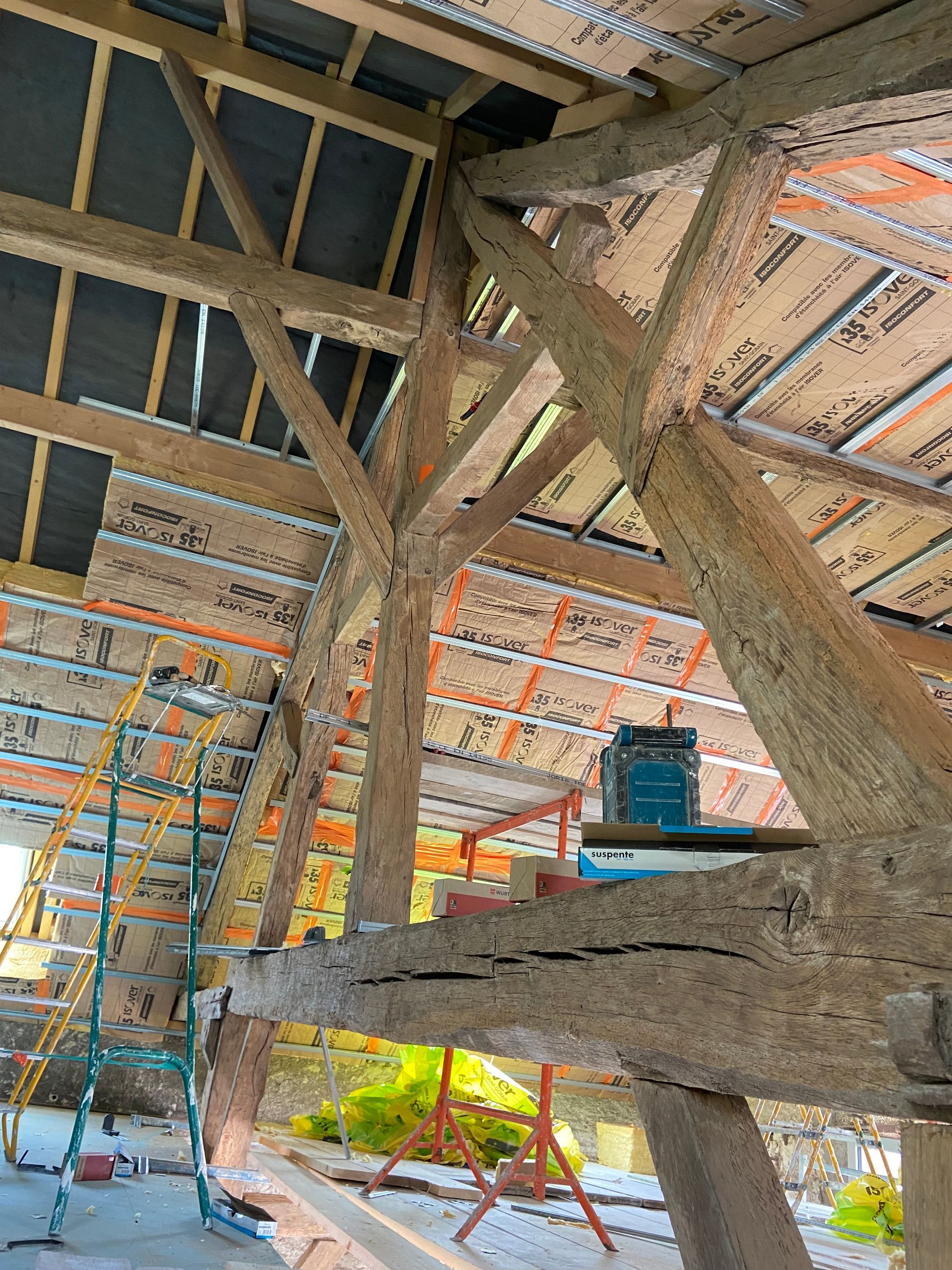 Pose d'un isolant sous le toît