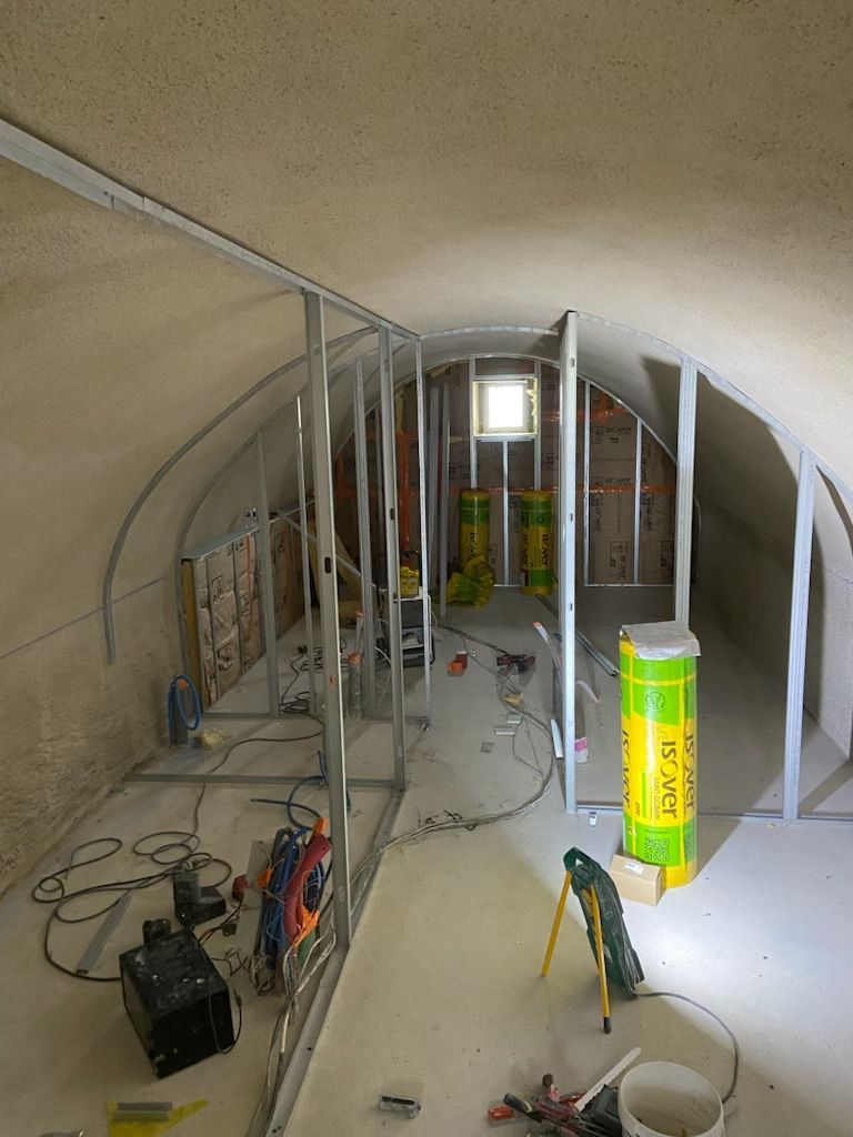 Ossature métallique fixé dans une pièce arrondie