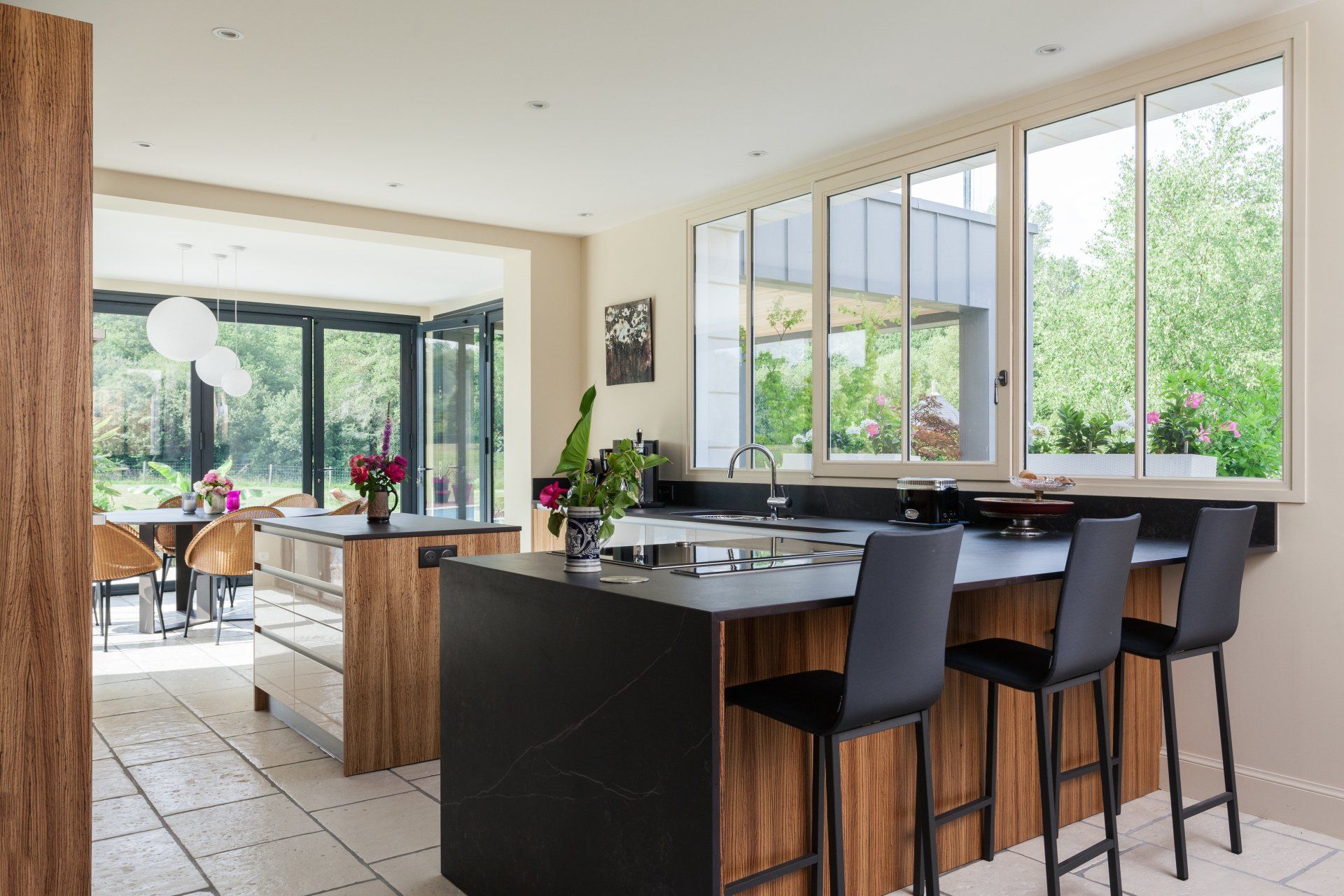 Une cuisine avec une table haute