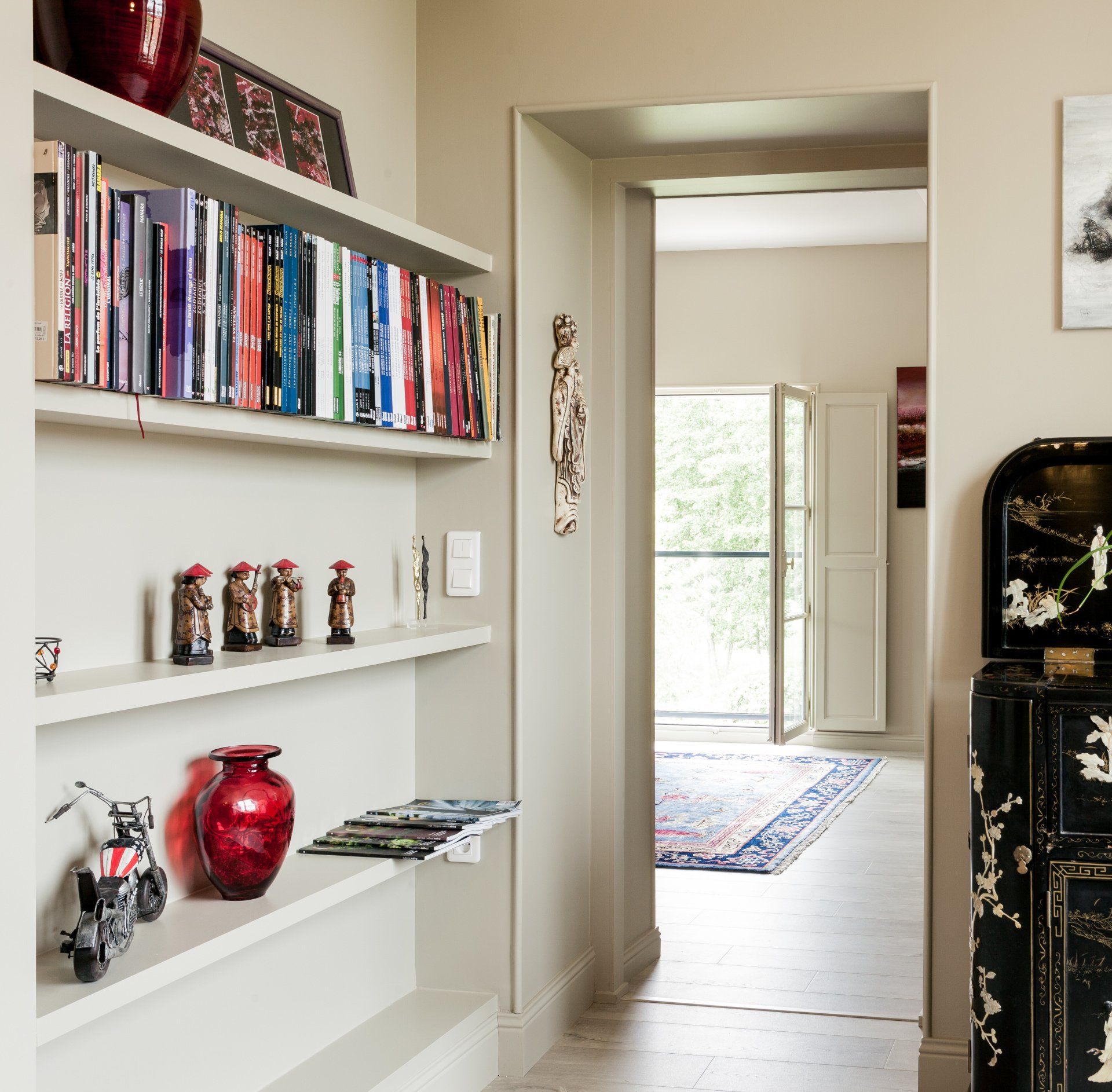 Des livres et des figurines dans une bibliothèque