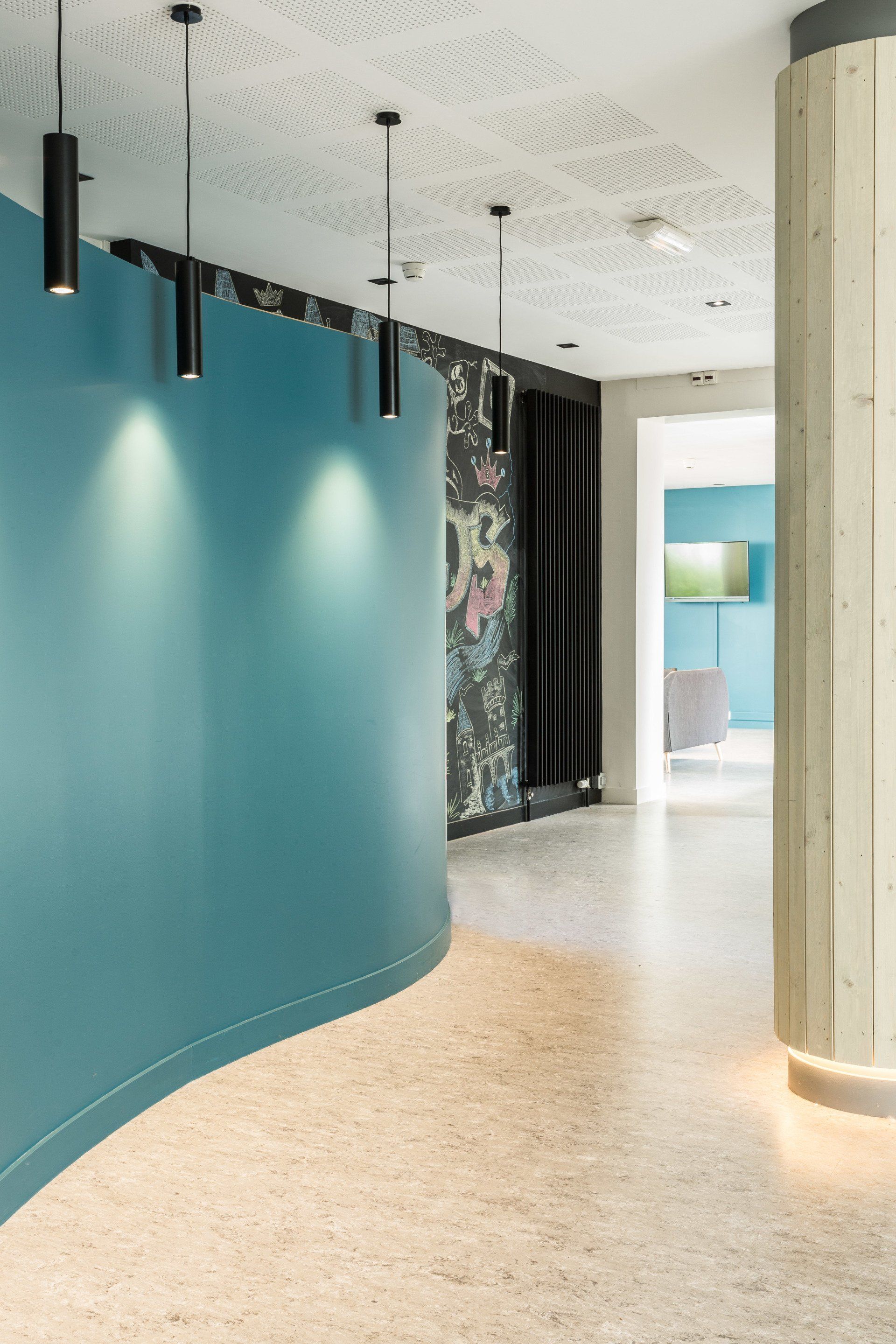 Couloir avec un mur arrondi