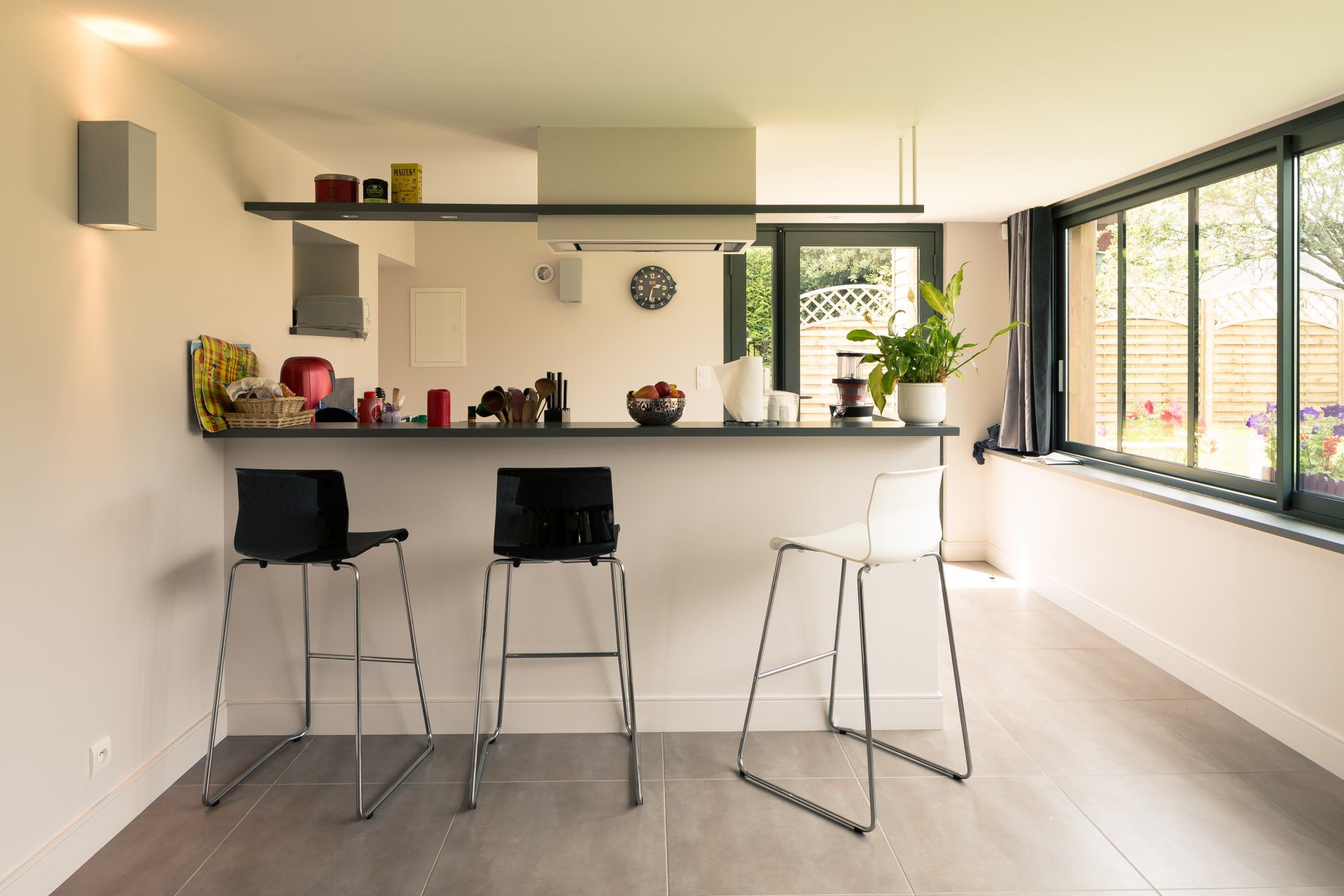 Cuisine avec hotte intégrée dans des plaques de plâtre