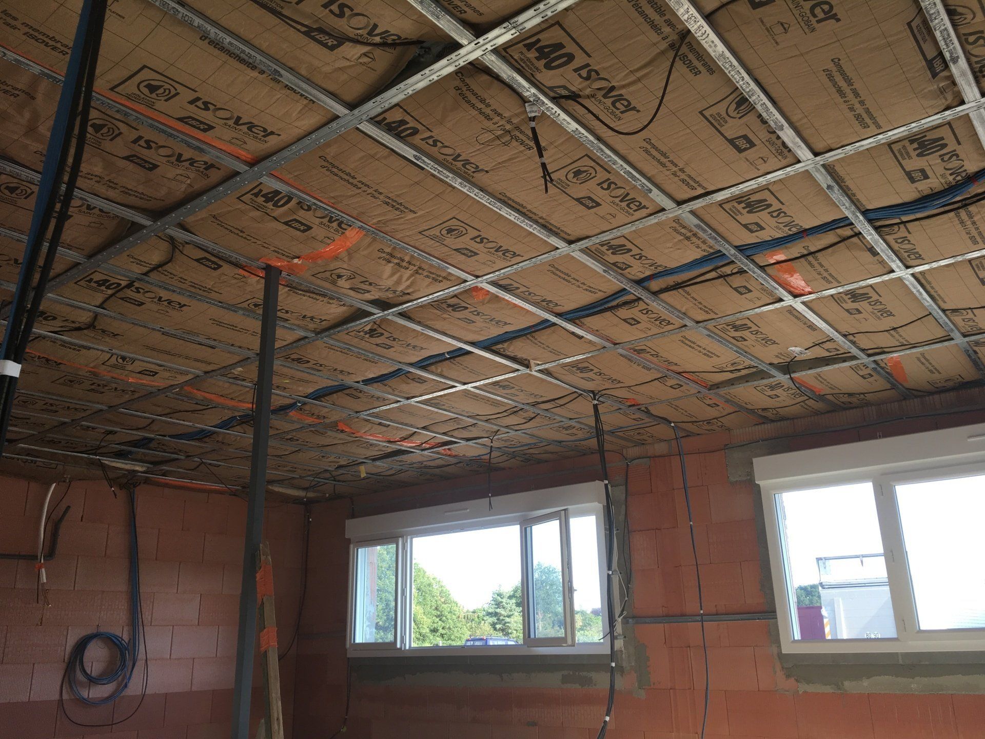 Isolant sous des rails métalliques