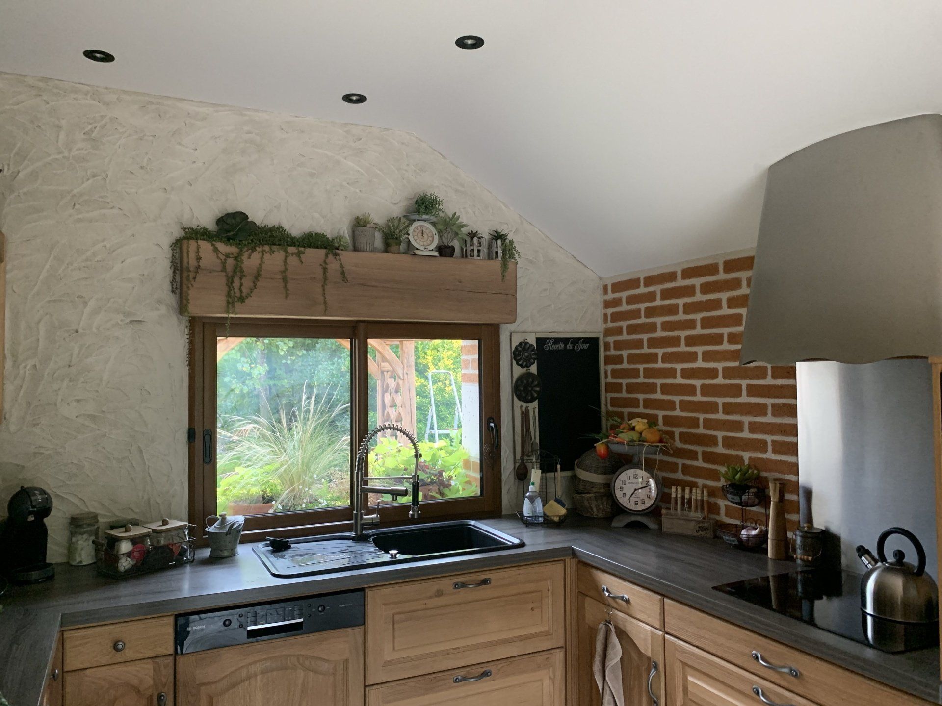 Cuisine en bois et enduit décoratif sur les murs