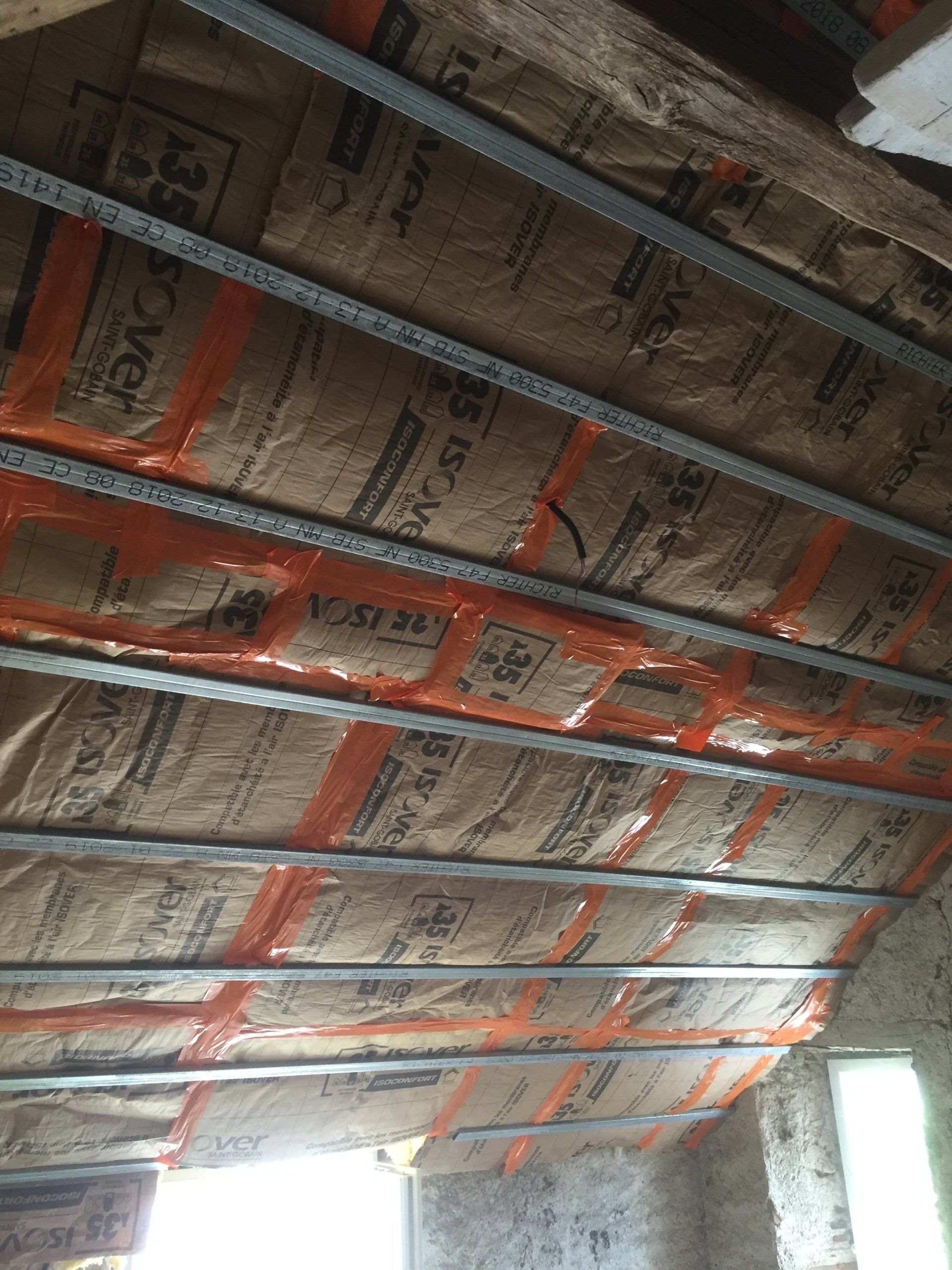 Isolant sous les pentes d'un toît