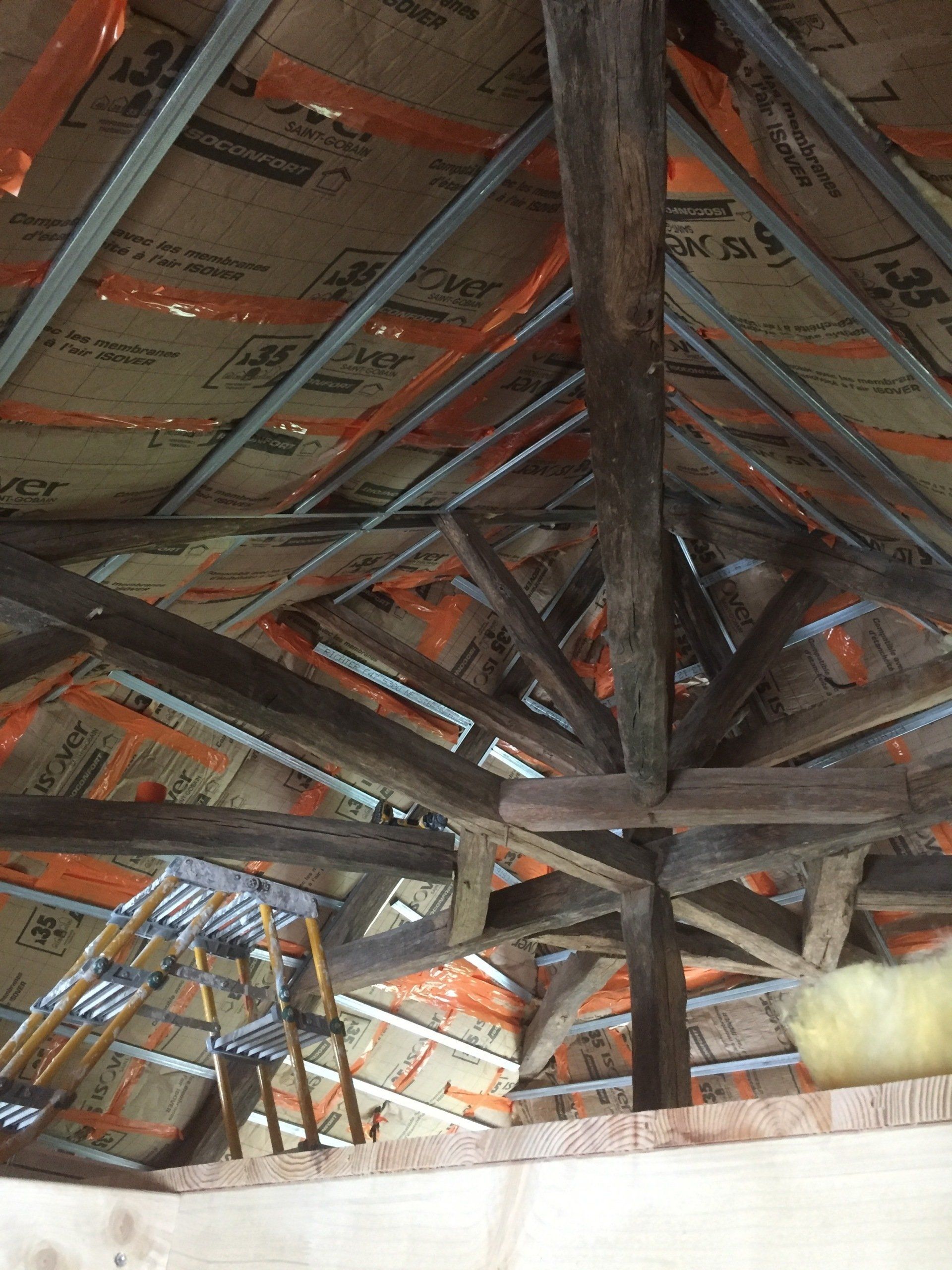 Pose de l'isolant sous un toît