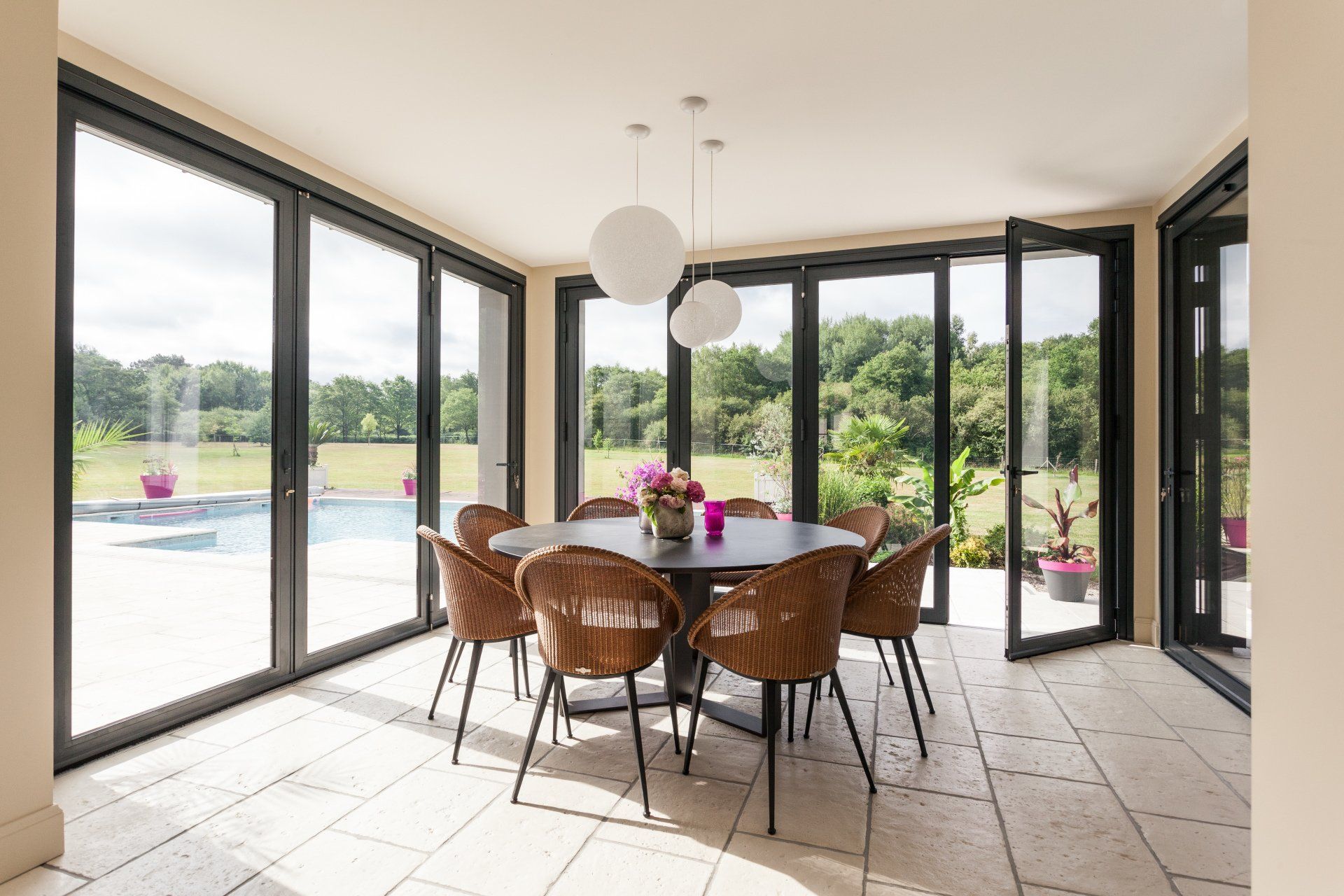 Une table et des chaises dans une véranda