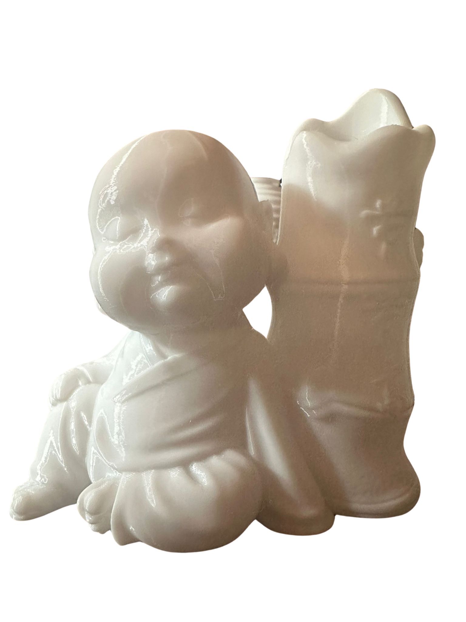 Estatua de porcelana blanca de un monje sentado y sonriente, apoyado en un jarrón con forma de bambú.