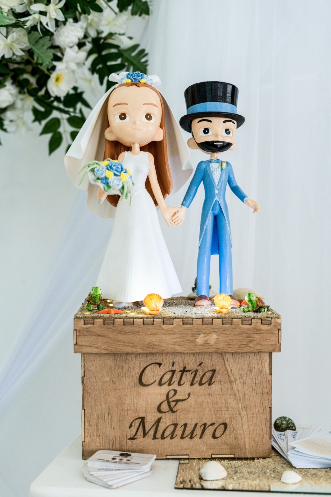 Adorno para tarta nupcial con dibujos de novios, caja de madera con los nombres 