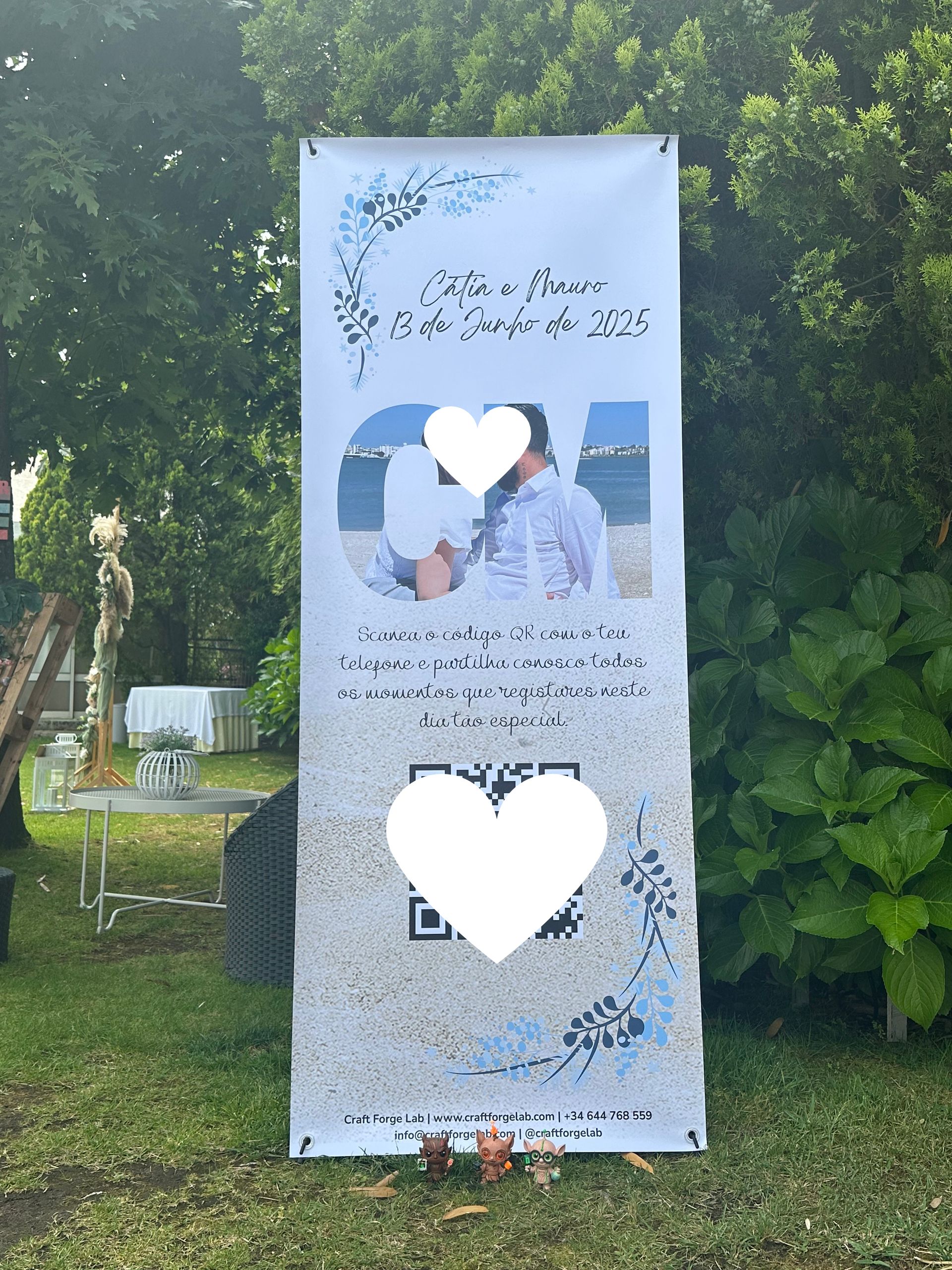 Pancarta de boda con foto de pareja en la playa, frente a vegetación.