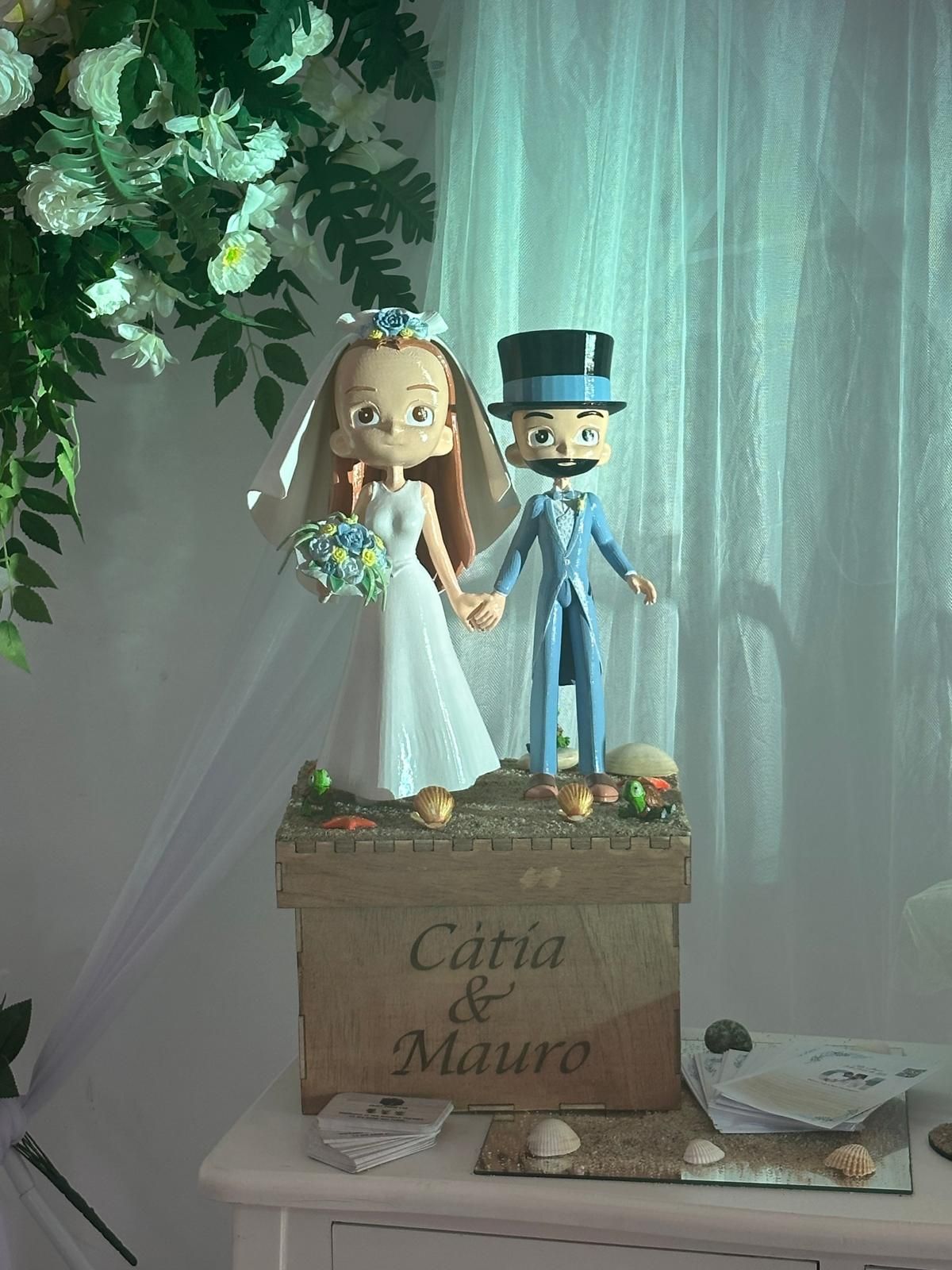 Adorno para tarta nupcial: figuras de novios sobre una caja de madera, nombres 