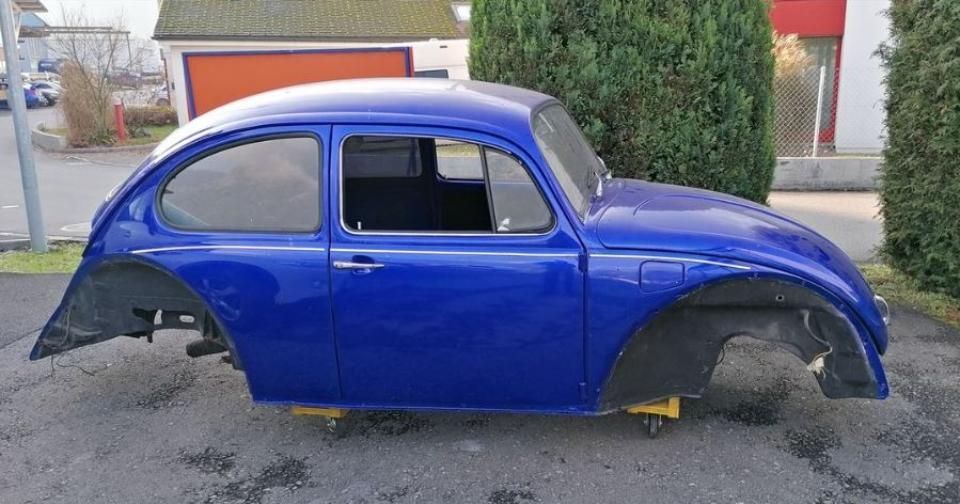 Ein blaues Auto steht am Straßenrand.