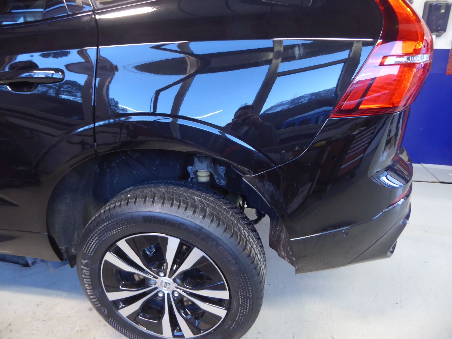 Ein schwarzes Auto parkt am Straßenrand.