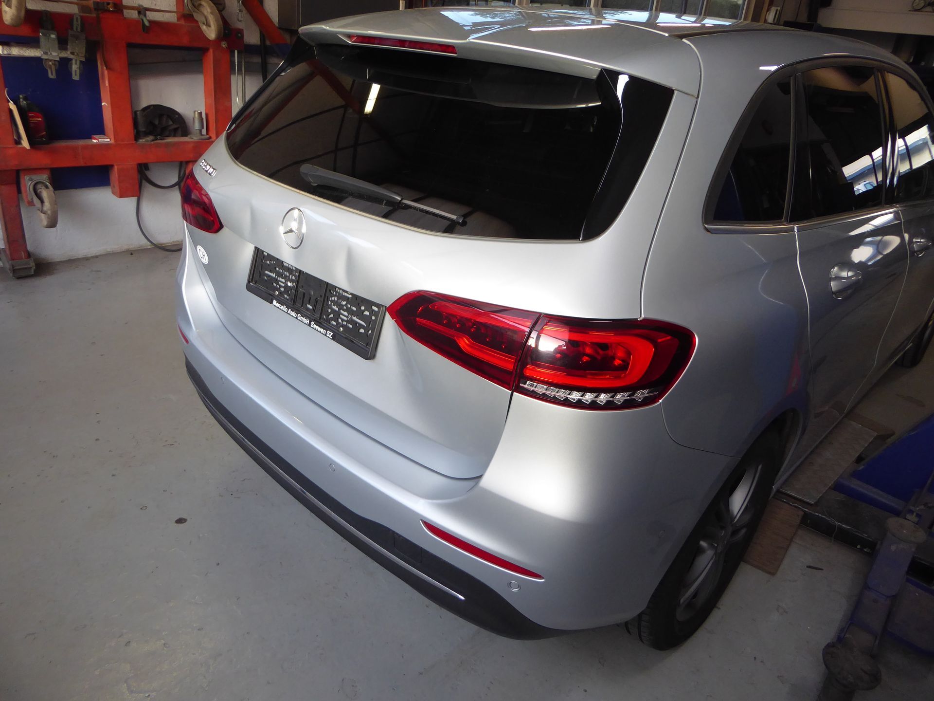 Eine silberne Mercedes B-Klasse steht in einer Garage