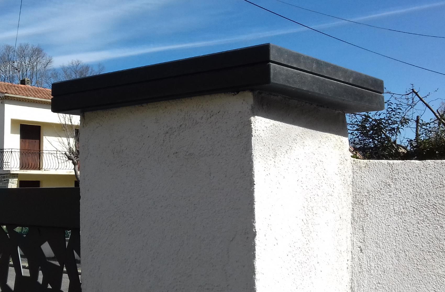 Chapiteau de portail en granit noir