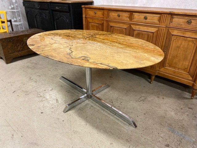 Table ovale en marbre rose