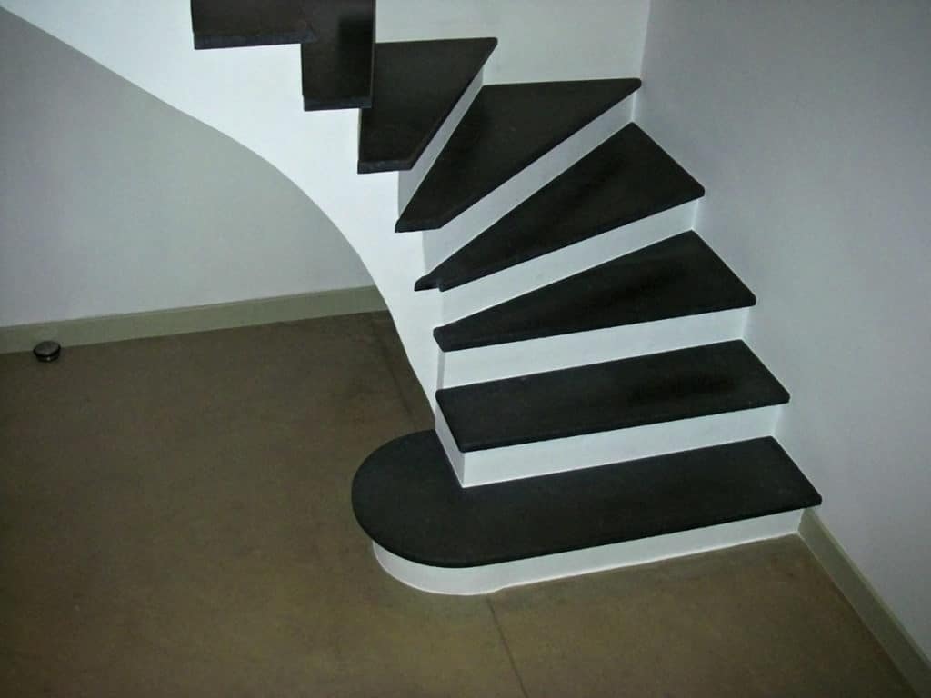 Marches d'escalier en granit noir