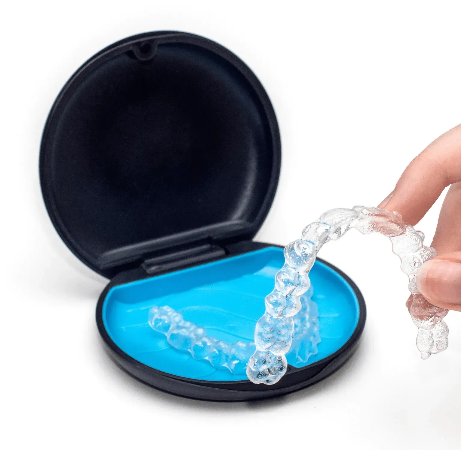 Una mano coloca una cadena de gel transparente en una bandeja azul dentro de una caja negra abierta.