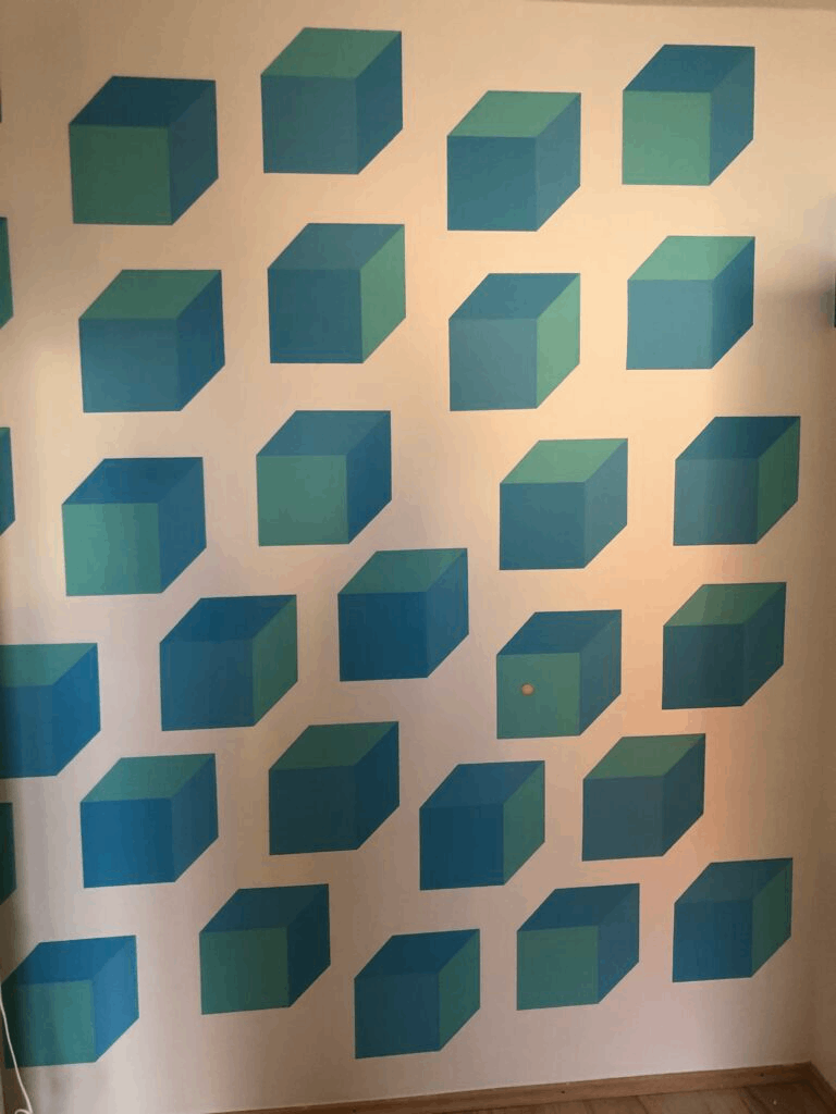 Eine Wand mit blauen und grünen Würfeln darauf bemalt