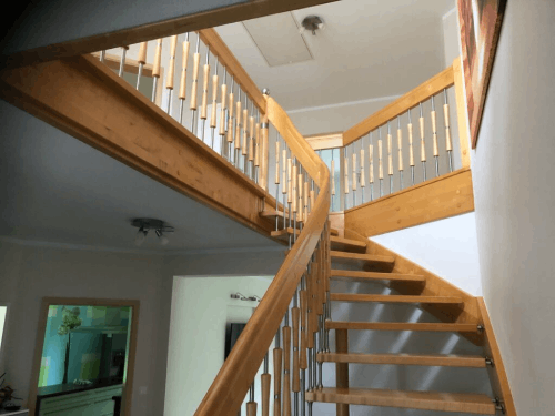 Eine Holztreppe, die in den zweiten Stock eines Hauses führt